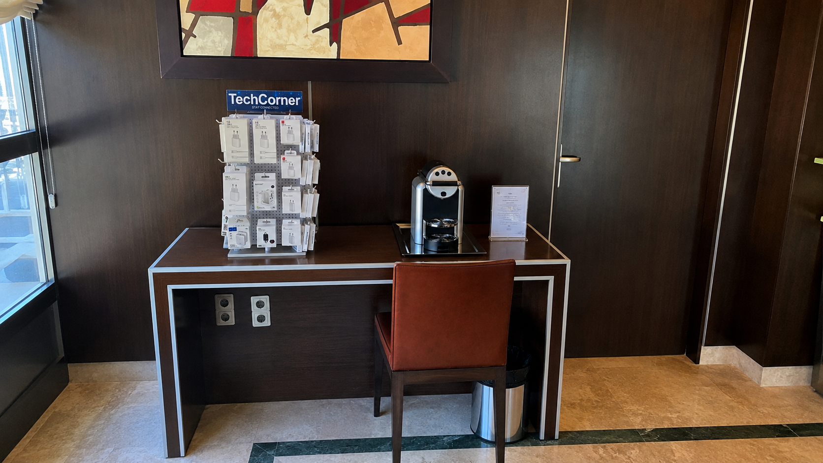 Nuevo expositor instalado en el Hotel Aticca